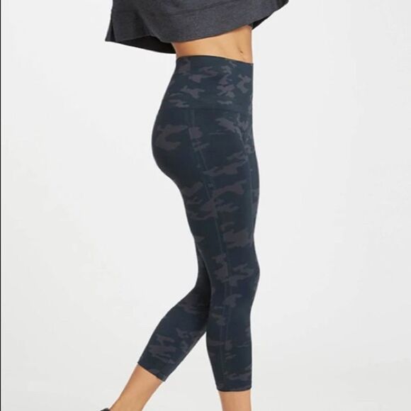 SPANX Look at Me Now Seamless Cropped Leggings Black/ Gray Medium - Picture 3 of 12